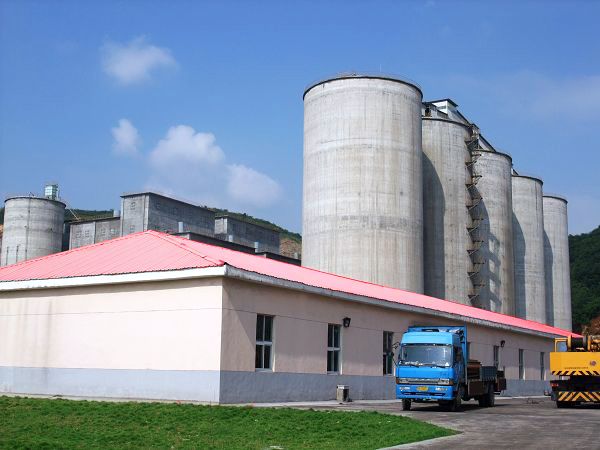 Cement grinding station